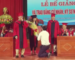 Nữ sinh ĐH Vinh được cầu h&ocirc;n ngay trong buổi lễ nhận bằng tốt nghiệp