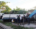 Nghệ An: Tàu hỏa đâm xe bồn chở gas, 3 người bị thương