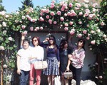Ai cũng ước được đến thăm khu vườn 250m² nở đầy hoa hồng &apos;khủng&apos; của mẹ Việt ở Séc