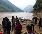 Vụ lật thuyền gỗ tự chế chở 10 người trên sông Đà: Các nạn nhân đều là họ hàng