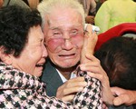 Đẫm nước mắt cảnh mẹ già chỉ mong gặp lại con trước khi chết trong cuộc đoàn tụ Hàn - Triều