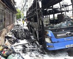 Cháy xe khách ở Sài Gòn, nhiều người hốt hoảng tháo chạy