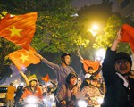Tắc cứng đường, người Hà Nội vẫn reo hò hạnh phúc mừng chiến thắng của U23 Việt Nam