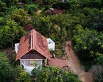 Ngôi nhà mái ngói trên thiết kế chẳng giống ai, nhưng khám phá rồi ai cũng phải ước ao ở Đắk Lắk