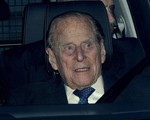 97 tuổi vẫn lái xe ô tô ra ngoài đường, chồng Nữ hoàng Anh bị tai nạn gãy chân vì lý do không ngờ
