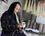 Cả làng mòn tay, tóe máu khi Tết đến: Đau nhức cả đêm