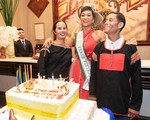 Hhen Niê cười phớ lớ bên cạnh bố mẹ tại quê nhà, kỷ niệm một năm đăng quang Hoa hậu
