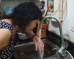 Nước sinh hoạt nhiều nơi ở Hà Nội có mùi hôi, khét lẹt, người dân nháo nhào lo lắng