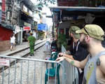 Khách du lịch ngoại quốc tiếc nuối vì không được vào phố 'đường tàu' Phùng Hưng