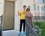 Nhật Tinh Anh mua nhà ở Mỹ tặng bố mẹ