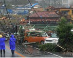 Hình ảnh tang thương của Nhật Bản khi siêu bão châu Á - siêu bão mạnh nhất thế kỷ chưa vào đất liền nhưng đã ảnh hưởng nặng nề