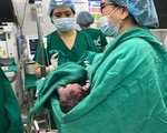 Đón em bé chào đời từ người mẹ vô sinh do tắc vòi tử cung