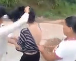 Xôn xao cảnh người phụ nữ bị nhóm người đánh ghen, cắt tóc, lột sạch đồ ngay giữa đường