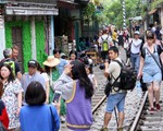 Hà Nội: Phố 'đường tàu' Phùng Hưng bất ngờ đông như kiến sau thông tin dẹp bỏ