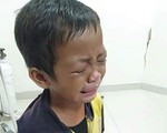 Tiếng khóc xé lòng của cậu bé mất mẹ sau tai nạn