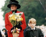 Cay mắt hình ảnh khi xưa thơ bé của Hoàng tử Harry khi đón giáng sinh cùng mẹ