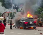 Vụ tai nạn kinh hoàng tại Hà Nội: Đạp cửa xe Mercedes đang cháy rực, nữ tài xế chạy đến ôm một thi thể nằm giữa đường