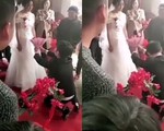 Chú rể quỳ xuống cầu hôn bằng hoa, cô dâu từ chối kết hôn ngay tại đám cưới
