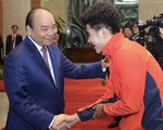 Thủ tướng Nguyễn Xuân Phúc chúc mừng HLV Park Hang-seo, Mai Đức Chung và toàn thể các cầu thủ vàng của bóng đá Việt Nam