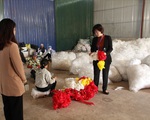 Kiểm tra nhà xưởng của hợp tác xã nghi đổ trộm chất thải lạ ở Hà Nội