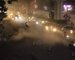Công nhân thi công đường Nguyễn Trãi thản nhiên &apos;thổi bụi&apos; vào người tham gia giao thông