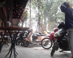 Quận Hai Bà Trưng - Hà Nội: Quán cà phê chiếm trọn vỉa hè, người dân phải xuống lòng đường đi bộ