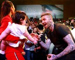 Con gái lai Tây của Hà Anh nổi tiếng khắp thế giới bởi hình ảnh đáng yêu chụp cùng David Beckham