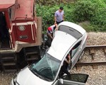 Tai nạn kinh hoàng ở Hải Dương: Tàu hỏa kéo lê ô-tô hàng chục mét, 5 người thương vong