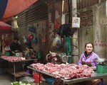 Dịch tả lợn châu Phi: Rau xanh tăng giá, bà nội trợ vẫn e dè thịt lợn dù biết không lây sang người