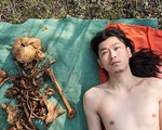 Nghệ sĩ Trung Quốc gây tranh cãi vì chụp ảnh khỏa thân cùng hài cốt của cha
