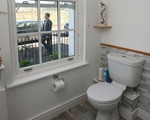 Mua nhà đắt tiền nhưng gia chủ không dám đi toilet