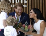 Bỏ ngoài tai lời cảnh báo của các chuyên gia, người hâm mộ, Hoàng tử Harry vẫn say mê Meghan như điếu đổ vì lý do không ngờ này