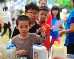 Nghẹn ngào hình ảnh trẻ tự kỷ bán hàng ở “Quán sống chậm” tại Hà Nội