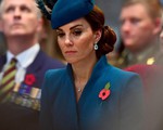 Cú sốc mới của Hoàng gia Anh: Công nương Kate rơi nước mắt vì bị em dâu Meghan cấm tiếp xúc với em bé Sussex