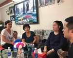 Mẹ Anh Vũ rơi nước mắt khi nhận tiền quyên góp từ NSND Hồng Vân
