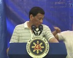 Tổng thống Philippines mải phát biểu, không biết bị gián bò lên người