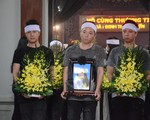 Nghệ sĩ Xuân Bắc và các đồng nghiệp rơi nước mắt trước linh cữu nữ nạn nhân trong vụ tai nạn thảm khốc tại hầm Kim Liên