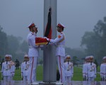 Lễ treo cờ rủ dưới mưa trong ngày Quốc tang Đại tướng Lê Đức Anh