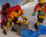 Hình ảnh "rợn tóc gáy" trong vụ tắc đường trên Everest: Dân bản địa kéo lê xác người đang đông cứng