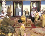 Hoàng hậu Thái Lan quỳ nhận vương miện từ Quốc vương Vajiralongkorn