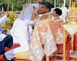 Lễ đăng cơ của Quốc vương Thái Lan: Tắm &quot;nước thiêng&quot;, đội trên đầu hơn 7kg vàng và những điều độc đáo khác