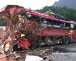 Tai nạn kinh hoàng: Xe tải đâm xe giường nằm ở Hòa Bình, 3 người chết