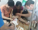 Bé gái 12 tháng liệt dây thần kinh ngoại biên do nằm điều hòa: BS khuyến cáo cách chăm sóc con an toàn