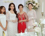 Đám cưới Dương Khắc Linh - Sara Lưu: Cô dâu xuất hiện cùng chị gái và bố mẹ ruột