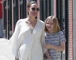 Cô con gái út nhà Angelina Jolie lớn phổng phao, vui vẻ đi chơi cùng mẹ không quan tâm tin bố Brad Pitt tái hôn