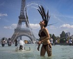 Nắng nóng kinh hoàng, thiếu nữ bất chấp tất cả diện bikini tắm ngay dưới chân tháp Eiffel