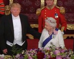 Ông Trump chạm lưng Nữ hoàng Anh, phạm quy tắc hoàng gia