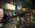 Hà Nội: Mưa dông khiến cây xanh đổ gãy đúng giờ tan tầm, 2 người bị thương