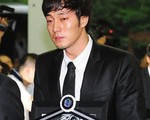 Xót xa hình ảnh So Ji Sub ngồi giữa trời mưa lặng lẽ tới thăm mộ bạn thân Park Yong Ha sau 9 năm ngày mất