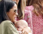 Hành động bế con vụng về của Meghan Markle khiến dân mạng vừa buồn cười vừa xấu hổ